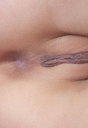 Обнаженная девушка-проститутка демонстрирует свою идеальную киску картинка 9