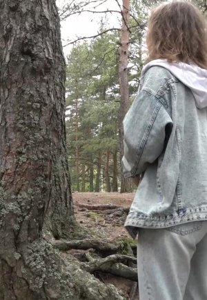 Красивую девушку Риту застукали со спущенными штанами, когда она писала в лесу Фото 2
