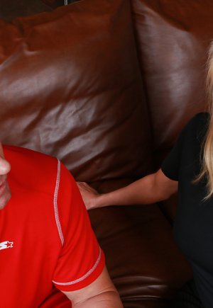 Похотливая зрелая учительница с круглыми сиськами трахает толстый член и пробует на вкус немного спе Фото 1