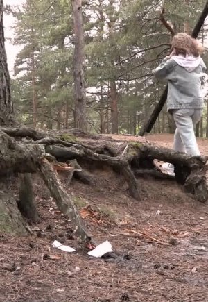 Красивую девушку Риту застукали со спущенными штанами, когда она писала в лесу Фото 15