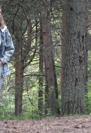 Красивую девушку Риту застукали со спущенными штанами, когда она писала в лесу Фото 1