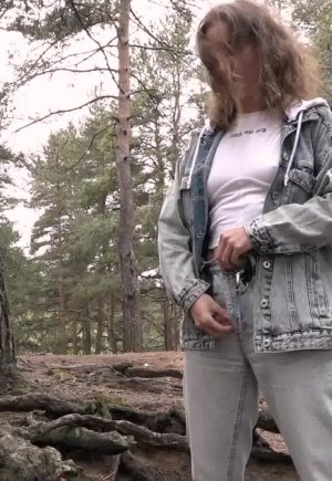 Красивую девушку Риту застукали со спущенными штанами, когда она писала в лесу Фото 14