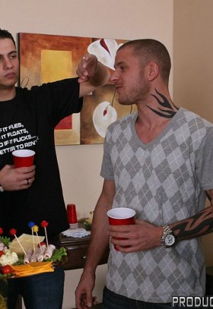 Грудастая милфа Сара Джей даёт в свою бритую щель молоденький хуй картинка 4