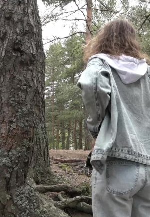 Красивую девушку Риту застукали со спущенными штанами, когда она писала в лесу