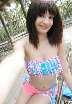 Латинка Джесси Грей снимает свои крошечные сиськи на улице картинка 3