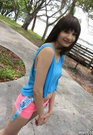 Латинка Джесси Грей снимает свои крошечные сиськи на улице картинка 6